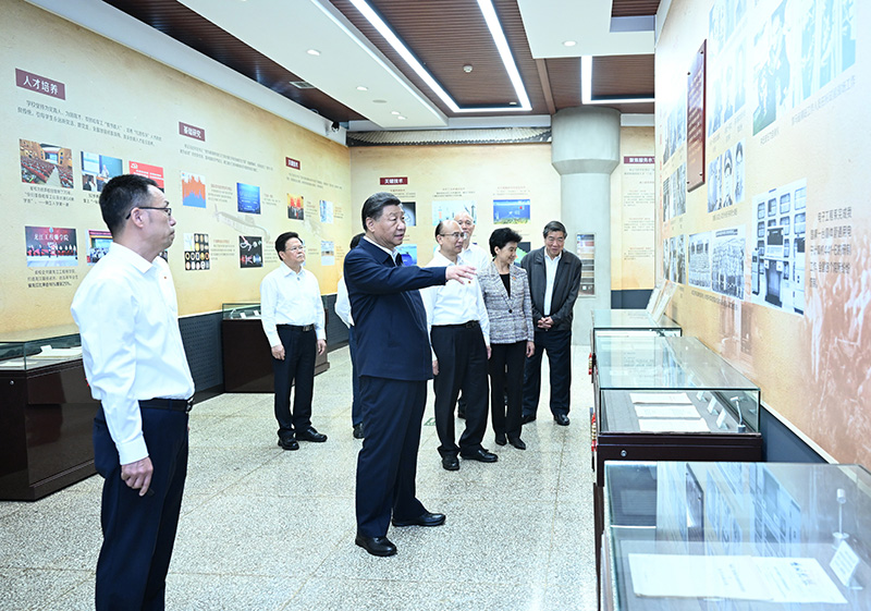 9月6日至8日，中共中央總書記、國家主席、中央軍委主席習(xí)近平在黑龍江考察。這是7日上午，習(xí)近平在哈爾濱工程大學(xué)哈軍工紀念館考察。