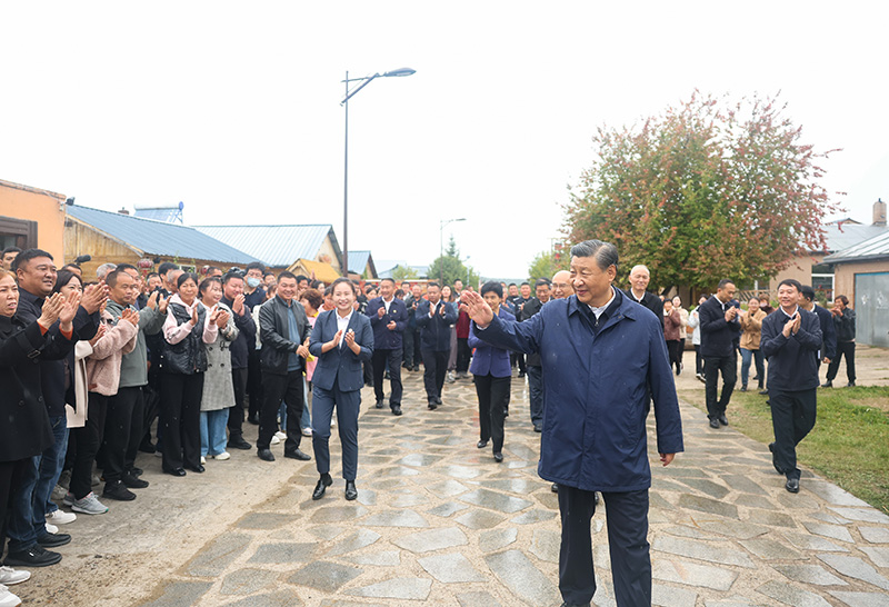 9月6日至8日，中共中央總書記、國家主席、中央軍委主席習(xí)近平在黑龍江考察。這是6日下午，習(xí)近平在大興安嶺地區(qū)漠河市北極村考察時，向當(dāng)?shù)厝罕姄]手致意。