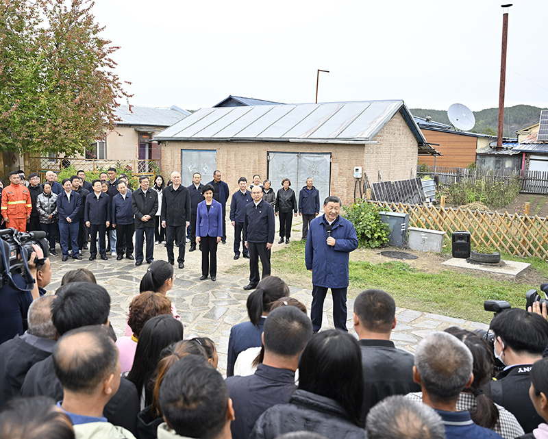 9月6日至8日，中共中央總書記、國家主席、中央軍委主席習(xí)近平在黑龍江考察。這是6日下午，習(xí)近平在大興安嶺地區(qū)漠河市北極村考察時，同當(dāng)?shù)厝罕娪H切交流。