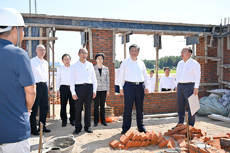 9月6日至8日，中共中央總書記、國家主席、中央軍委主席習(xí)近平在黑龍江考察。這是7日上午，習(xí)近平在遭受洪澇災(zāi)害的哈爾濱尚志市老街基鄉(xiāng)龍王廟村，察看水毀房屋重建情況。